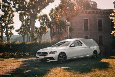 coche funerario blanco mercedes - tanatorios.pro